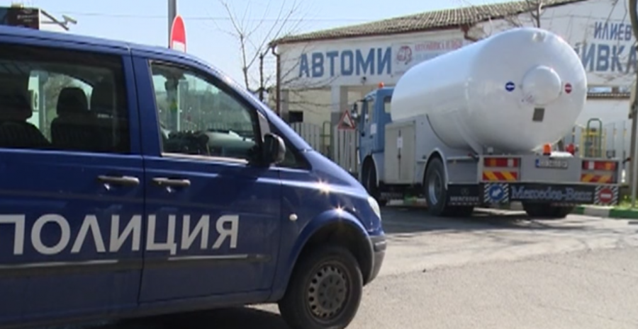 Шофьор на цистерна редовно източвал гориво, за да продава, сгащиха един от клиентите му в Бургаско
