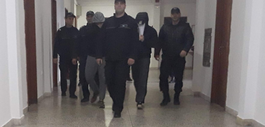 Екшън крадците на злато Пенчо и Злати влязоха в бургаския съд, прокуратурата иска постоянен арест
