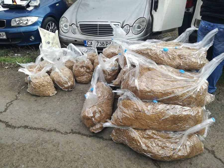 Удар на бургаската полиция! Откриха над 400 кг нелегален тютюн, скрит в микробус (СНИМКИ)