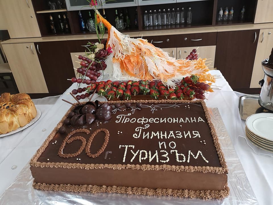 Гимназията по туризъм в Бургас отпразнува тържествено своя 60-годишен юбилей (СНИМКИ)