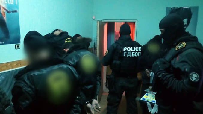 Удар! Полицаи разбиха мобилна нарколаборатория в центъра на Бургас