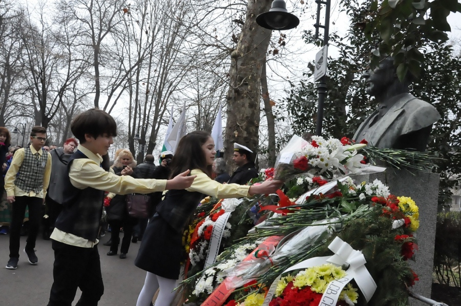 Ето как Бургас се поклони пред паметта на Апостола (СНИМКИ)