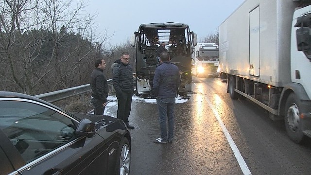 Автобус изгоря на пътя Русе-Бяла, огнеборци предотвратиха взрив