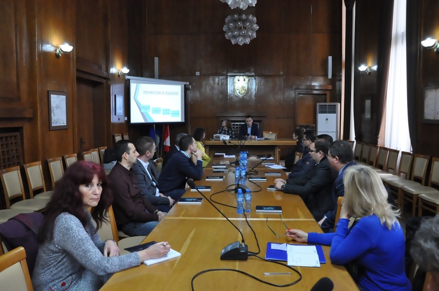Кметът Димитър Николов запозна бизнеса с новата образователна програма на Общината