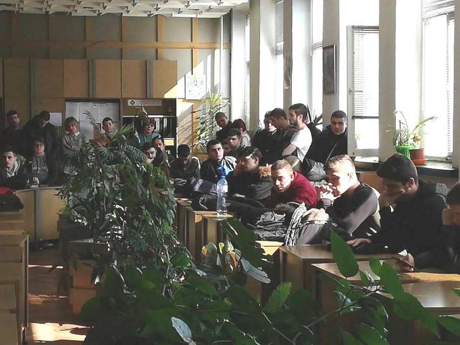 Това ли са бъдещите полицаи? Нахъсват бургаските ученици да попълнят редовете на МВР