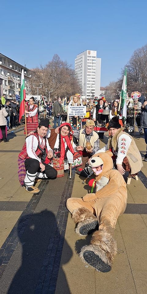 Българското е живо! Стотици кукери в Камено гониха злото, придадоха уникален дух на жителите и гостите на града (СНИМКИ)