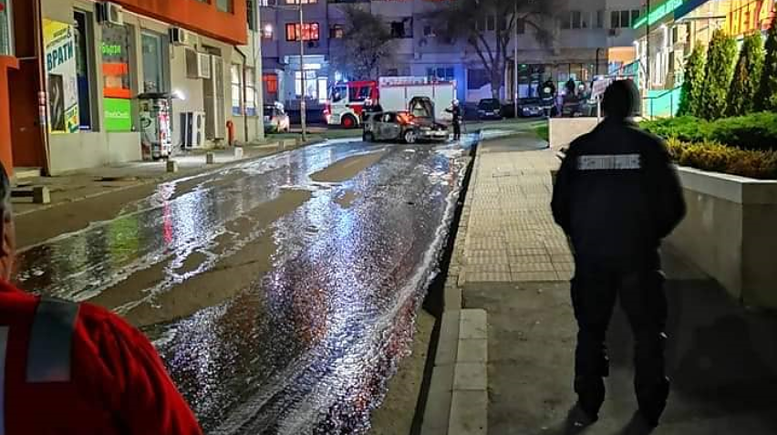 Зрелищен инцидент! Автомобил избуха в пламъци в бургаския ж.к. \