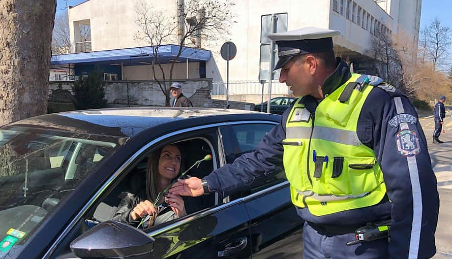 Вместо с глоби, бургаските полицаи изненадаха с цвете дамите зад волана (СНИМКИ)