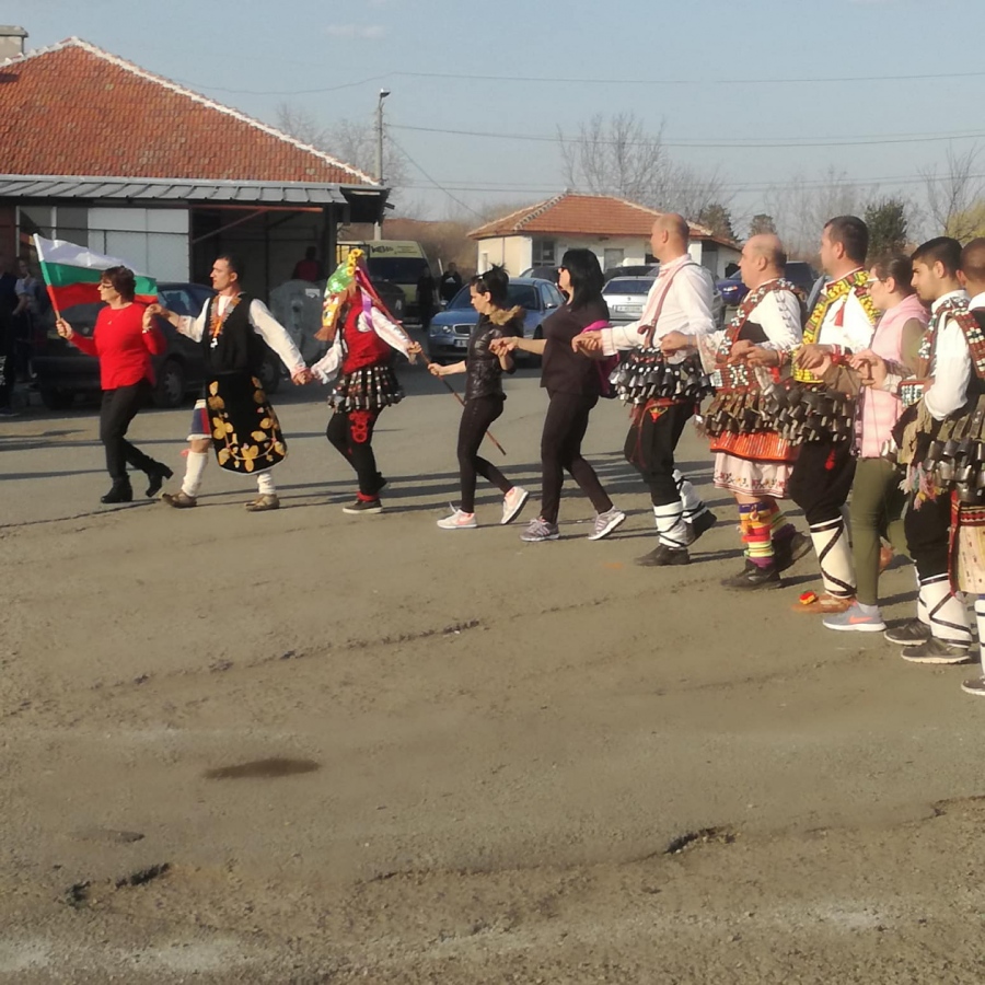 Пазят традицията в село Кръстина, кукери прогониха злитe духове (СНИМКИ)