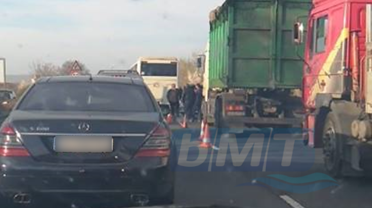 Извънредно! Тежка катастрофа на изхода на Бургас блокира движението, хвърчат линейки