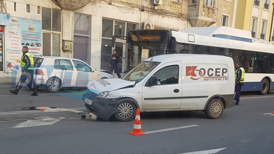 Два автомобила се удариха челно в центъра на Бургас, предниците им са смазани!