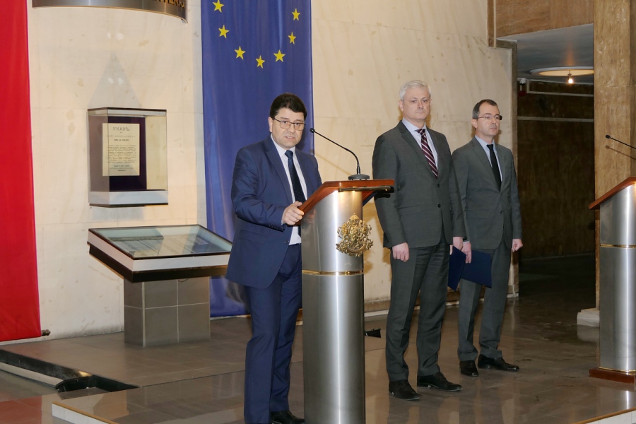 МВР: Няма да се строи бежански лагер край Малко Търново, а временни кризисни центрове!