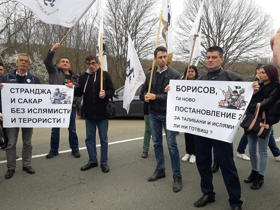 Сблъсък между протестиращи и блокирани шофьори на пътя край Малко Търново (СНИМКИ)