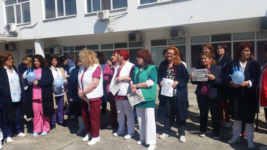 Медицинските сестри в Бургас с драстични мерки: Всеки ден излизат пред болницата на протест!