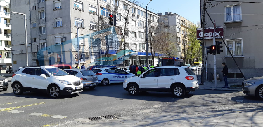 Извънредно! Луксозен джип прегази жена на кръстовището до Подземната улица в Бургас (СНИМКИ)