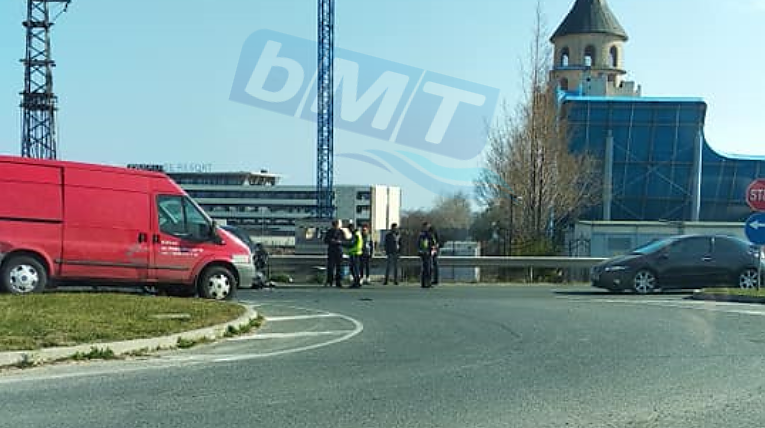 Микробус се вряза зрелищно в лек автомобил до аквапарка край Несебър (СНИМКИ)