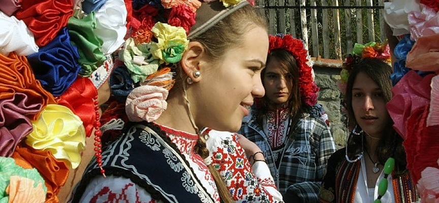 Малки лазарки ще огласят днес улиците на Бургас