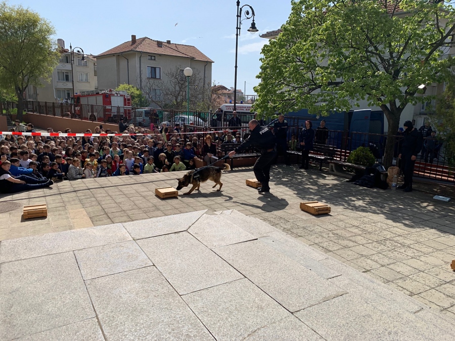 Полицаи с автомати \