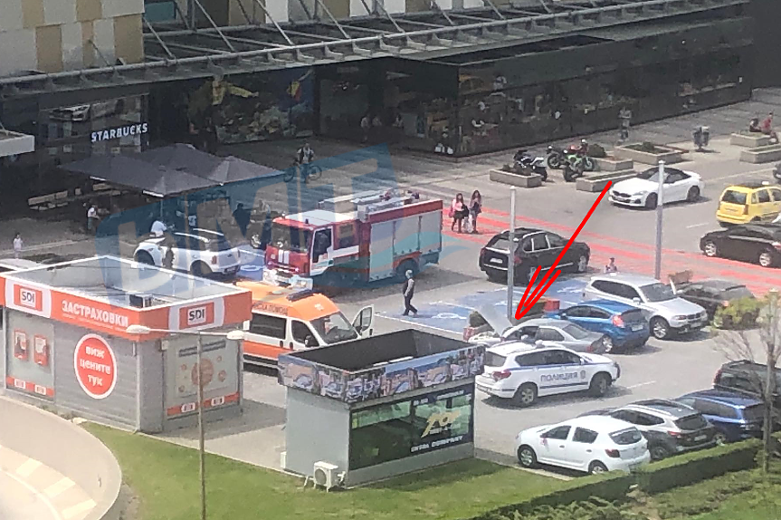 Извънредно! Лек автомобил избухна в пламъци пред мол \