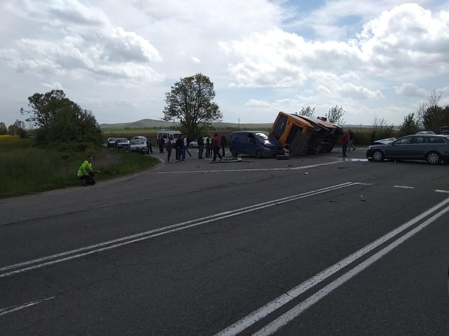 Тежка катастрофа между два автомобила и училищен автобус на пътя Карнобат-Айтос (СНИМКИ)