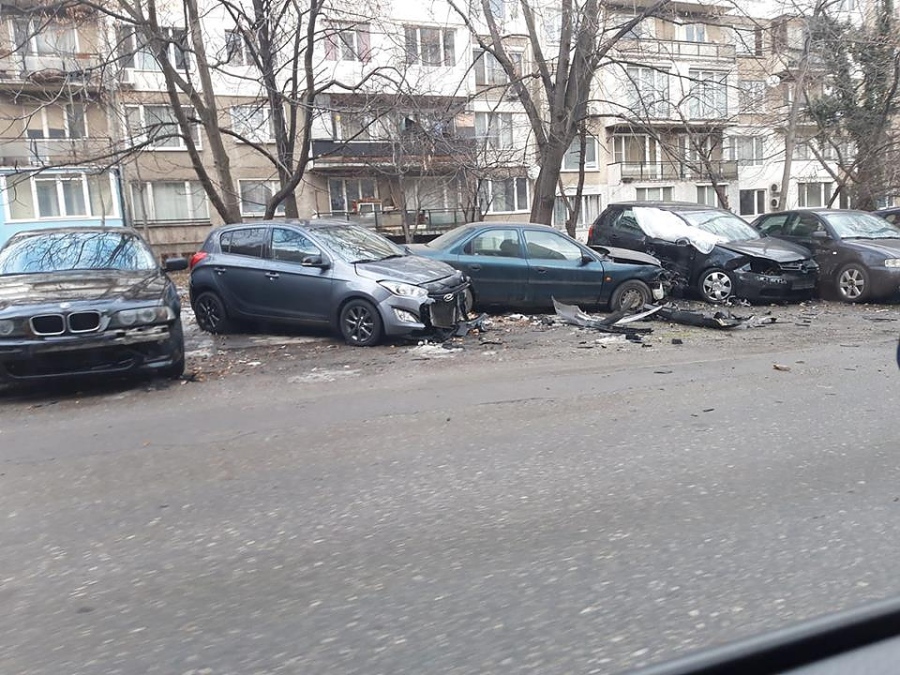 Мъртвопиян бургазлия забърса няколко коли на паркинг в ж.к. \