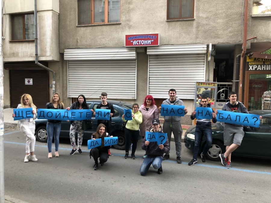 Трогателно! Абитуриентите на Морското училище в Бургас поднесоха незабравима изненада на свой дългогодишен преподавател и приятел (СНИМКИ)