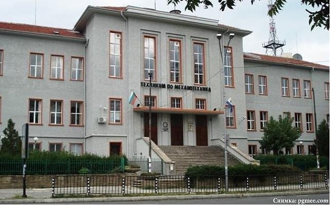 За пример! Бургаски абитуриенти ще отидат с тениска на бала, за да помогнат на свои връстници