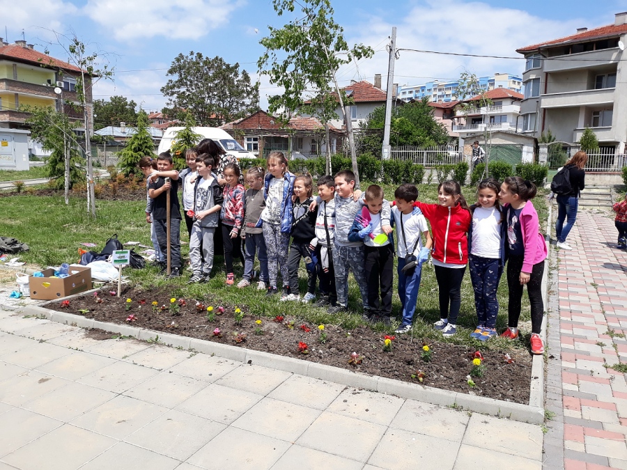 Браво на тези деца! Посадиха цветя в парка в бургаския ж.к. \