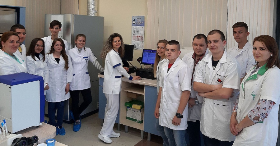 След бъдещите медицински сестри в лаборатория „ЛИНА” обучение проведоха и студенти от специалност „Помощник-фармацевт”