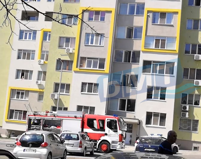 Бургаски пожарникари спасиха неподвижен възрастен мъж от горящ апартамент в ж.к. \
