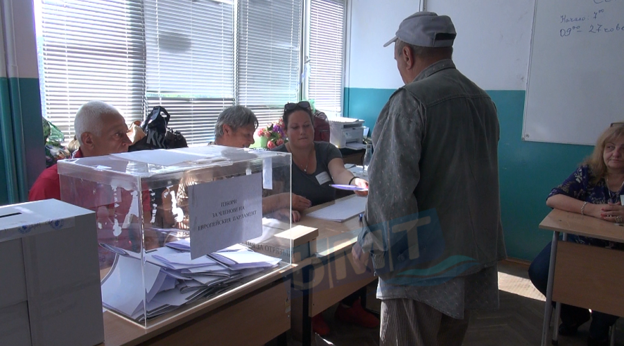 Съмнения за агитация в изборния ден в Бургаско: Представител на партия извозвал с \