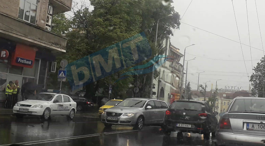Черно БМВ помете мъж в центъра на Бургас, от удара хвръкнал пред такси (СНИМКИ)