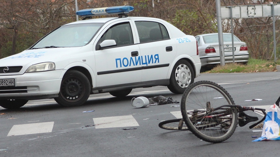 Разсеян шофьор на автобус прегази 12-годишно момиченце в Айтос, прието е в болница