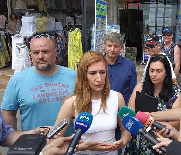 Министър Ангелкова подкара и туроператорите, направи извънредна проверка в Слънчев бряг