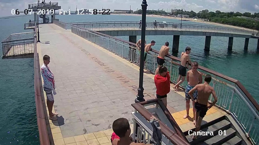 Бургаски тийнейджъри посегнаха на охранителната камера на \