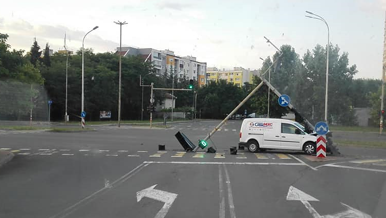 Зрелищна катастрофа в бургаския ж.к. \