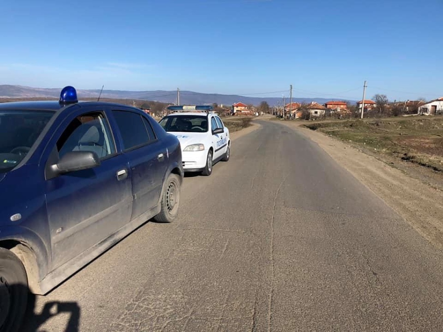 Бесен екшън в Царево! Полицаи стреляха по психично болен мъж, заплашвал хора с два ножа