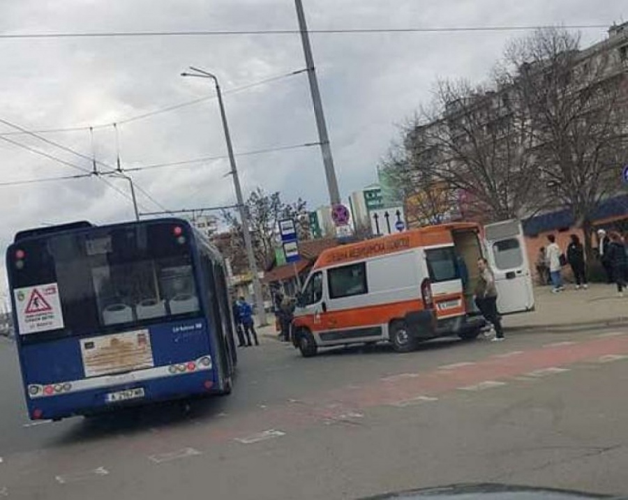 Шофьор от градския транспорт на Бургас влиза на топло за 4 г., след като блъсна смъртоносно жена в \
