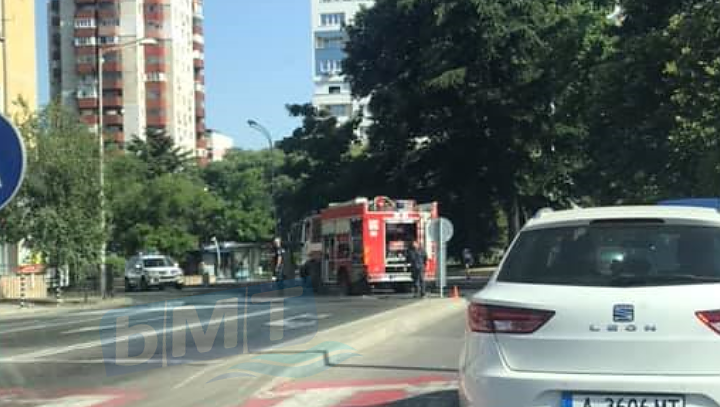 Лек автомобил избухна в пламъци на възлово кръстовище в центъра на Бургас (СНИМКИ)