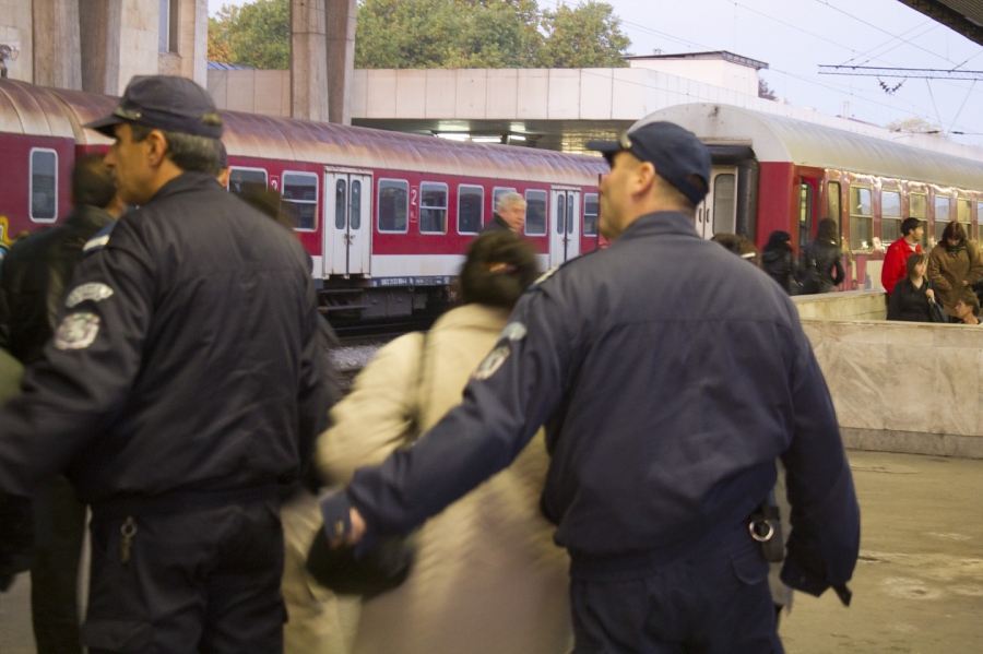 Влакът от София пристигна в Бургас окървавен, наръгаха с нож 31-годишен мъж
