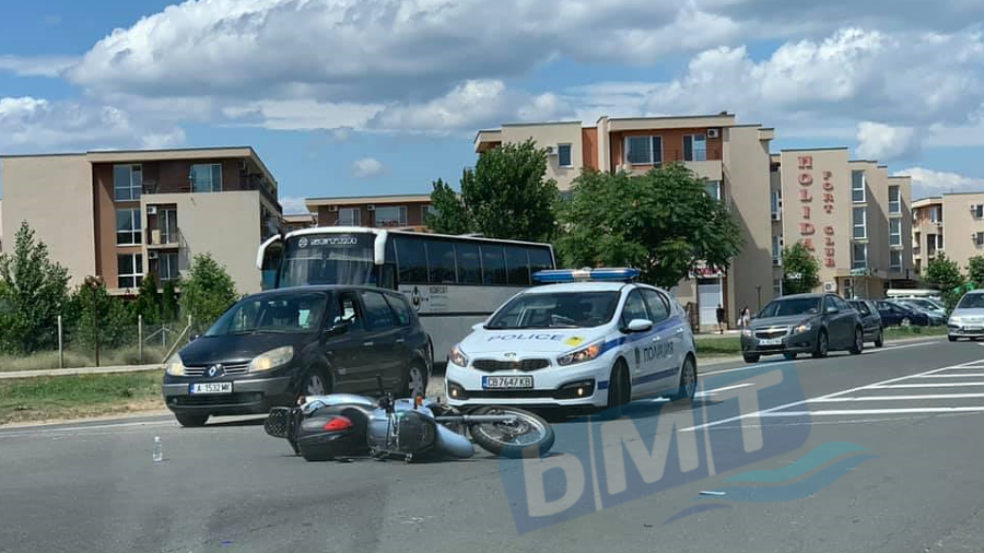 Такси помете моторист край аквапарка в Слънчев бряг, линейка го откара