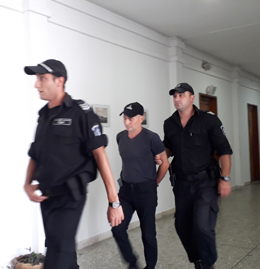 Ето го Тодор, заловен край Поморие да полива градинката си от 100 кг марихуана, изправя се пред съда