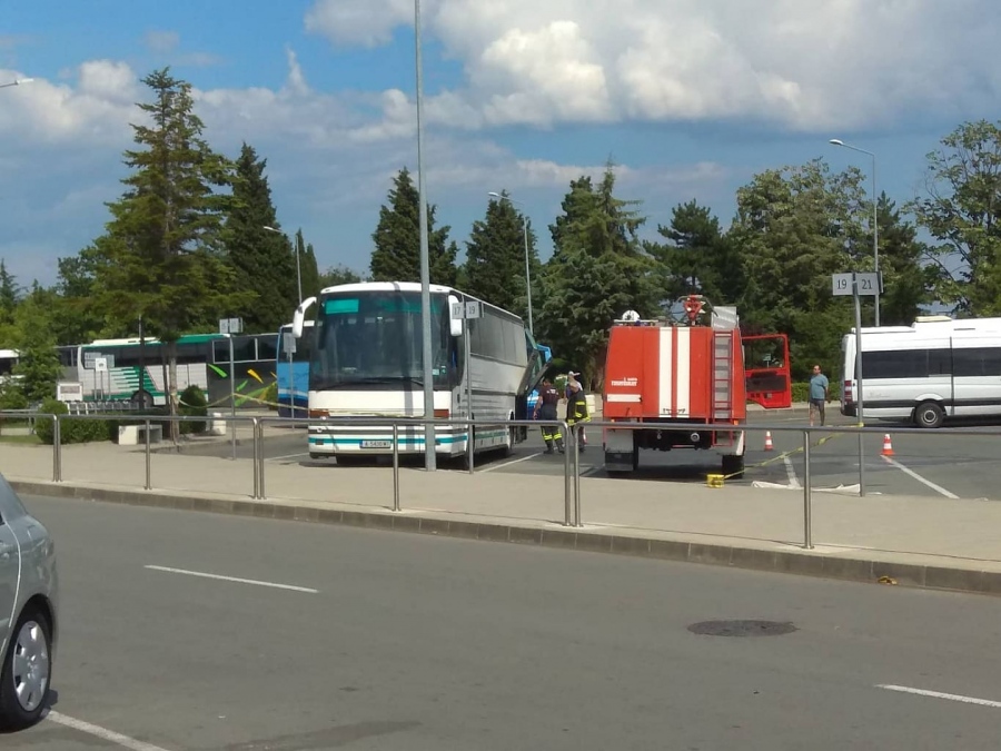 Извънредно! Автобус избухна в пламъци на летището в Бургас (ОБНОВЕНА+СНИМКИ)