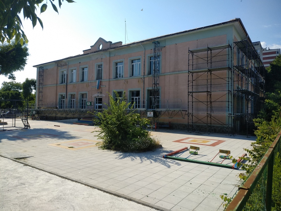 Рекордна инвестиция! Започна мащабен ремонт в помощното училище в Бургас (СНИМКИ)