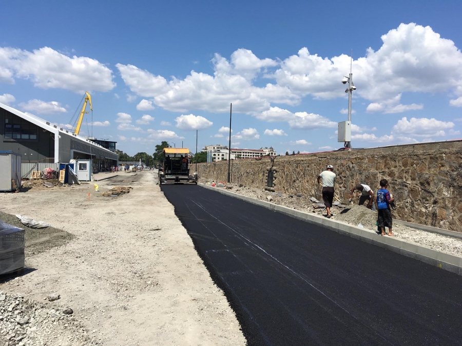 Трескава подготовка за Burgas Jam, асфалтират пътя край Морската гара (СНИМКИ)