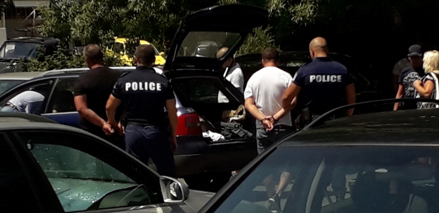 Извънредно! Зрелищна спецакция на бургаската полиция, натръшкаха двама в ж.к. \