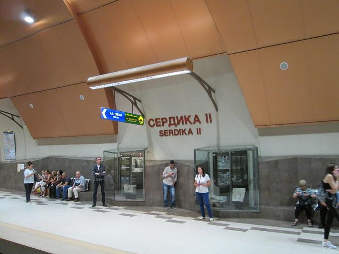 Дете скочи на релсите на метростанция \
