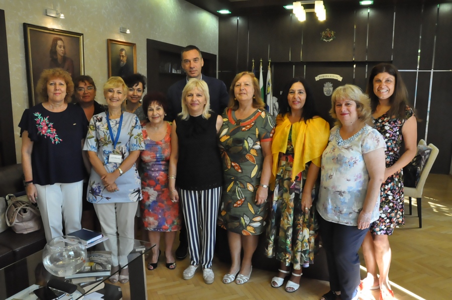 Добра новина! Вдигнаха заплатите на медицинските сестри в детските градини и училищата в Бургас