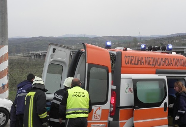 Двама мъже се борят за живота си в Бургас след тежка катастрофа, автомобилът избухнал в пламъци след удара!