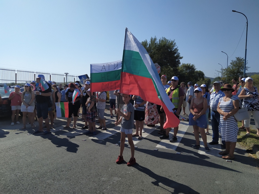 Напрежение на протеста за сметището край Атия, автомобил едва не прегази протестиращ (СНИМКИ)